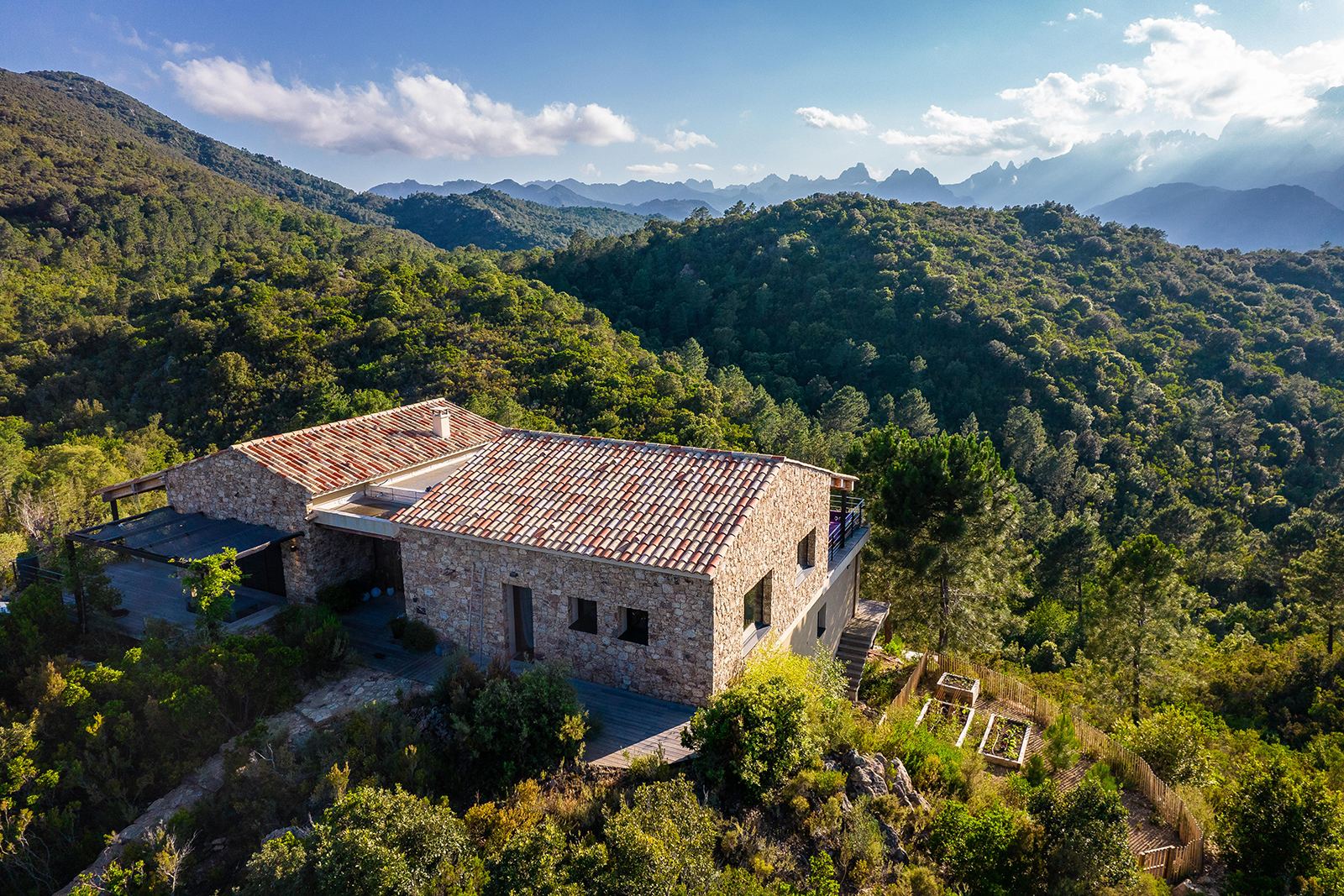 7 h, vue aérienne de la Bergerie de Togna dans le maquis, Sari-Solenzara