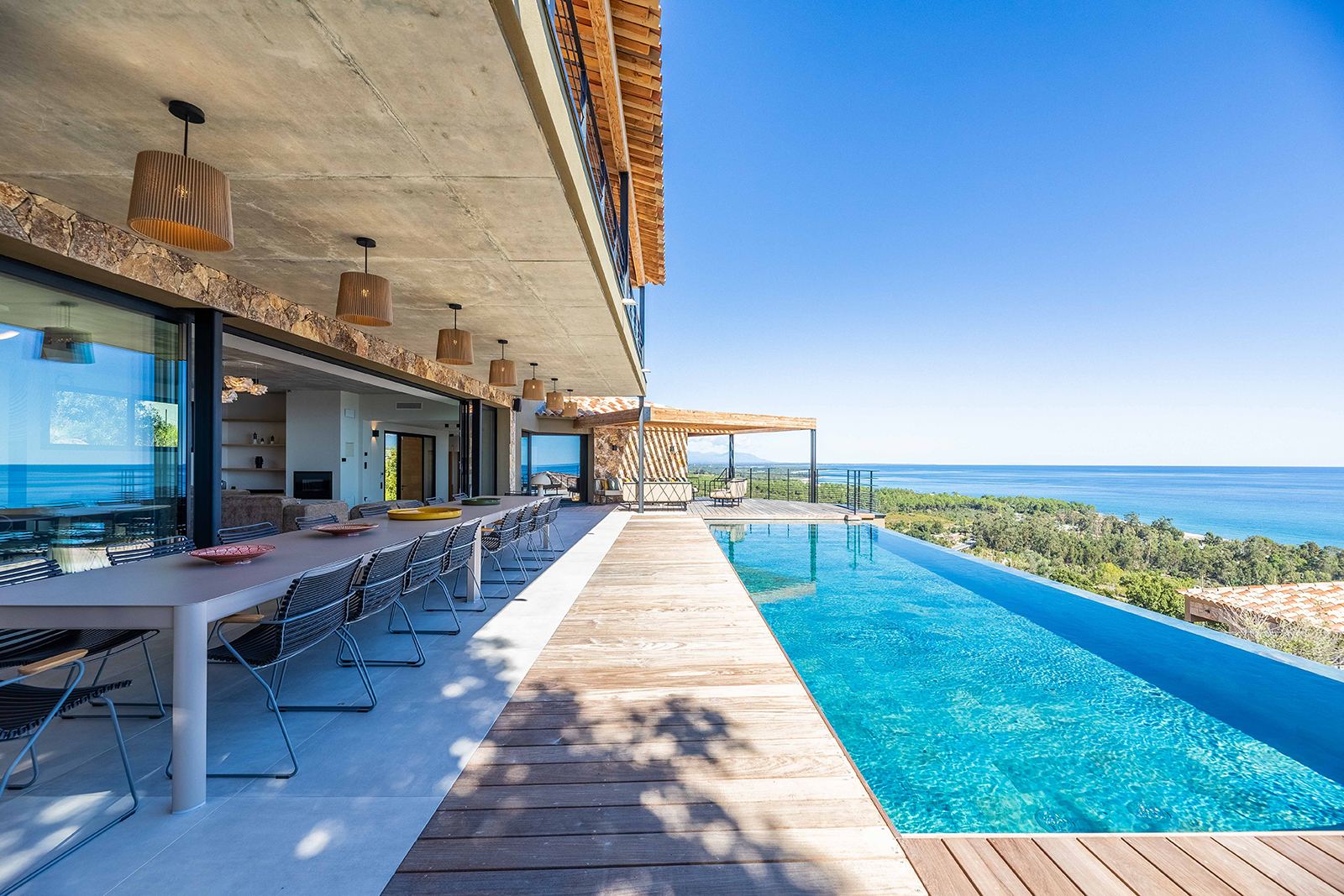 Maison sur la Côte des Nacres, terrasse et piscine à débordement face à la mer