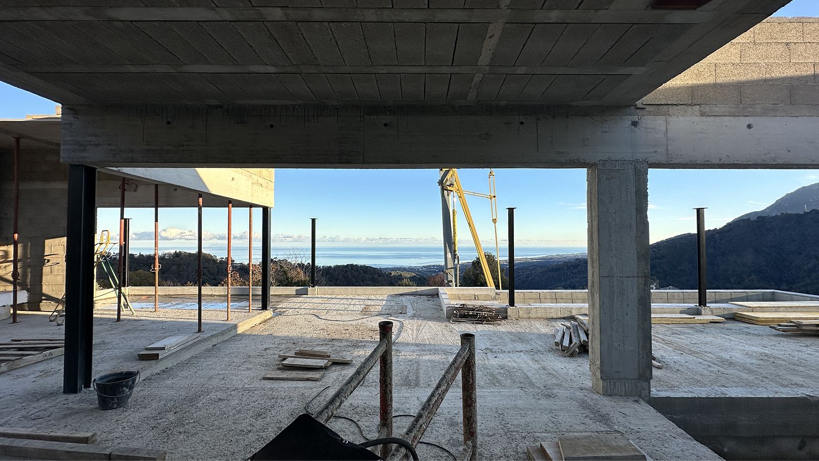 Dalle et poteaux du chantier ouverts sur la Méditerranée