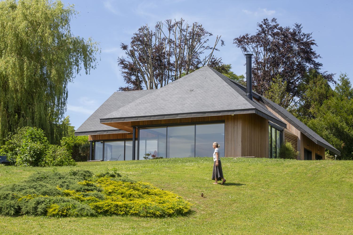 Maison KN, le grand toit en ardoise