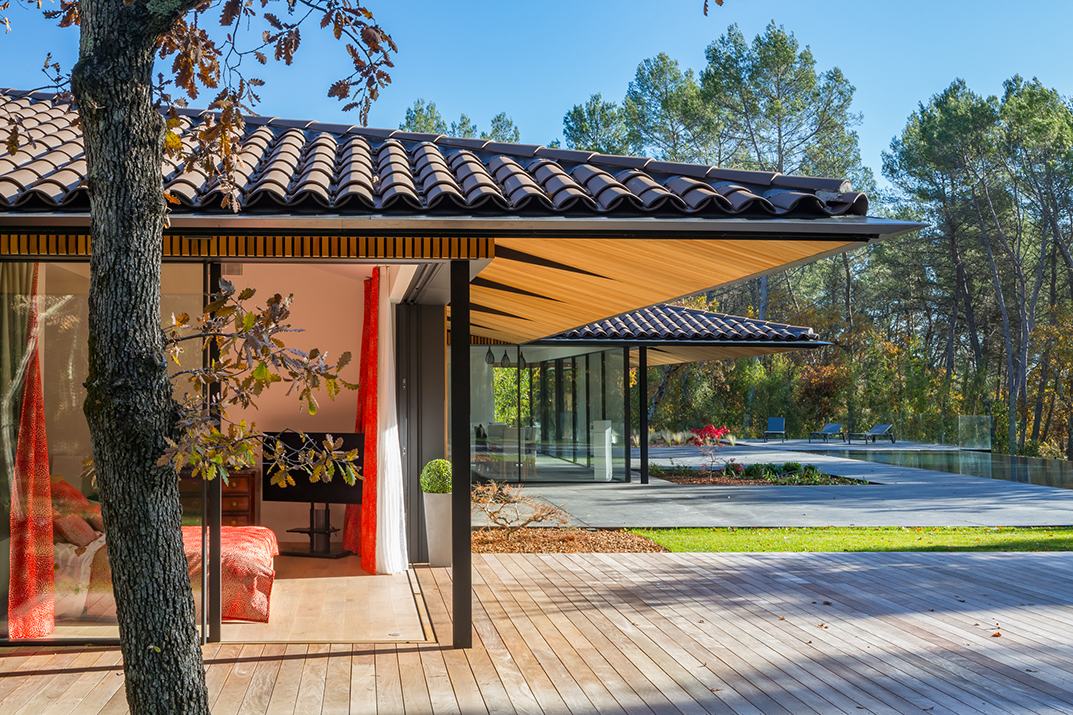 Maison dans les chênes, Var, en automne