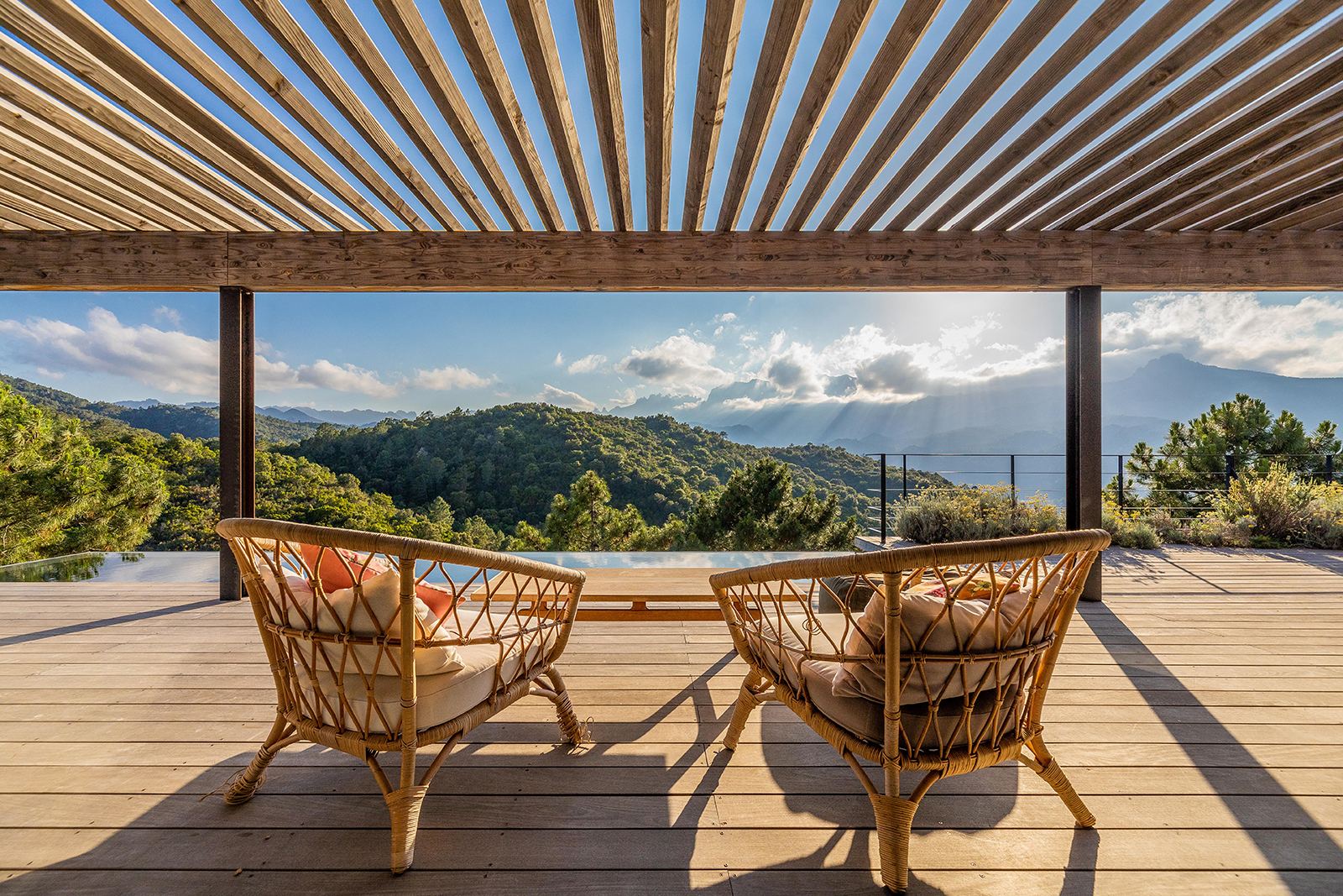 Terrasse sous pergola face aux aiguilles de Bavella