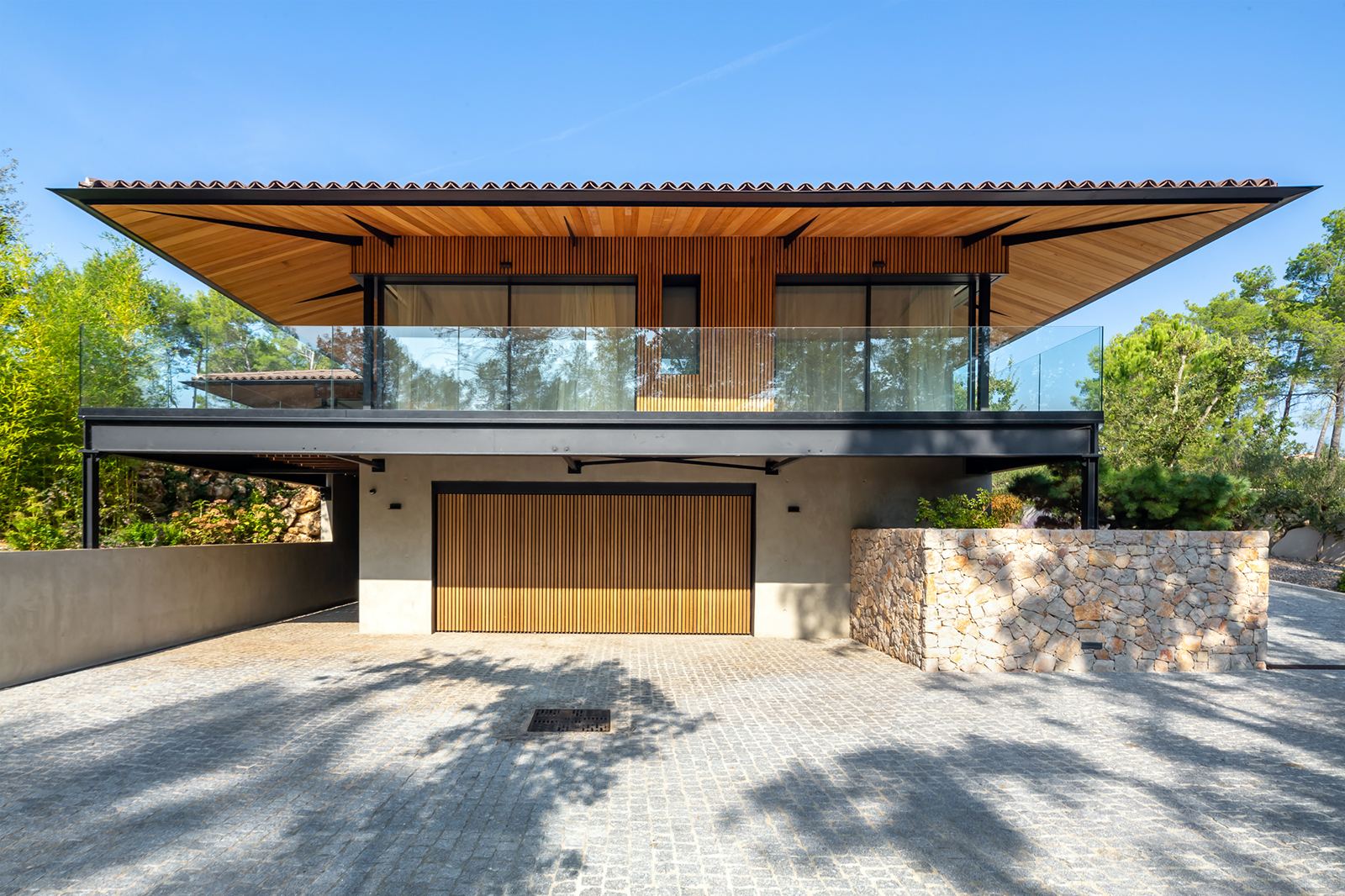 Maison dans les chênes, Var : la toiture en bois flotte au-dessus de la terrasse