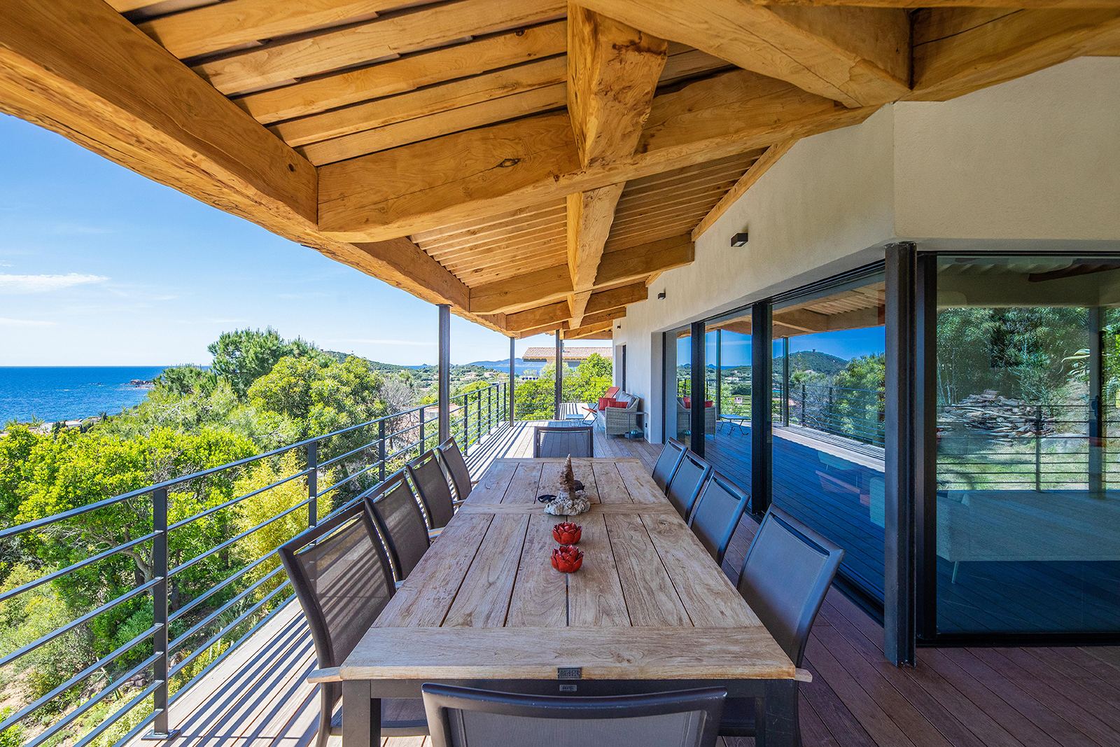 Terrasse engawa sous charpente en châtaignier