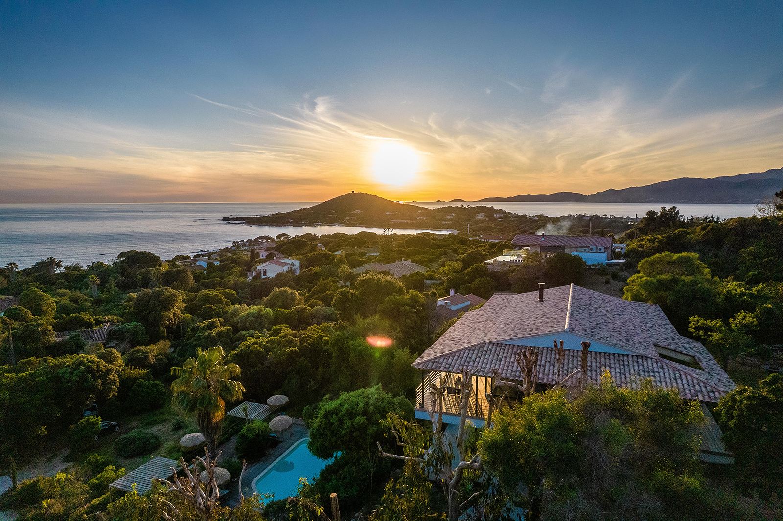Maison rénovée à Ajaccio au coucher du soleil