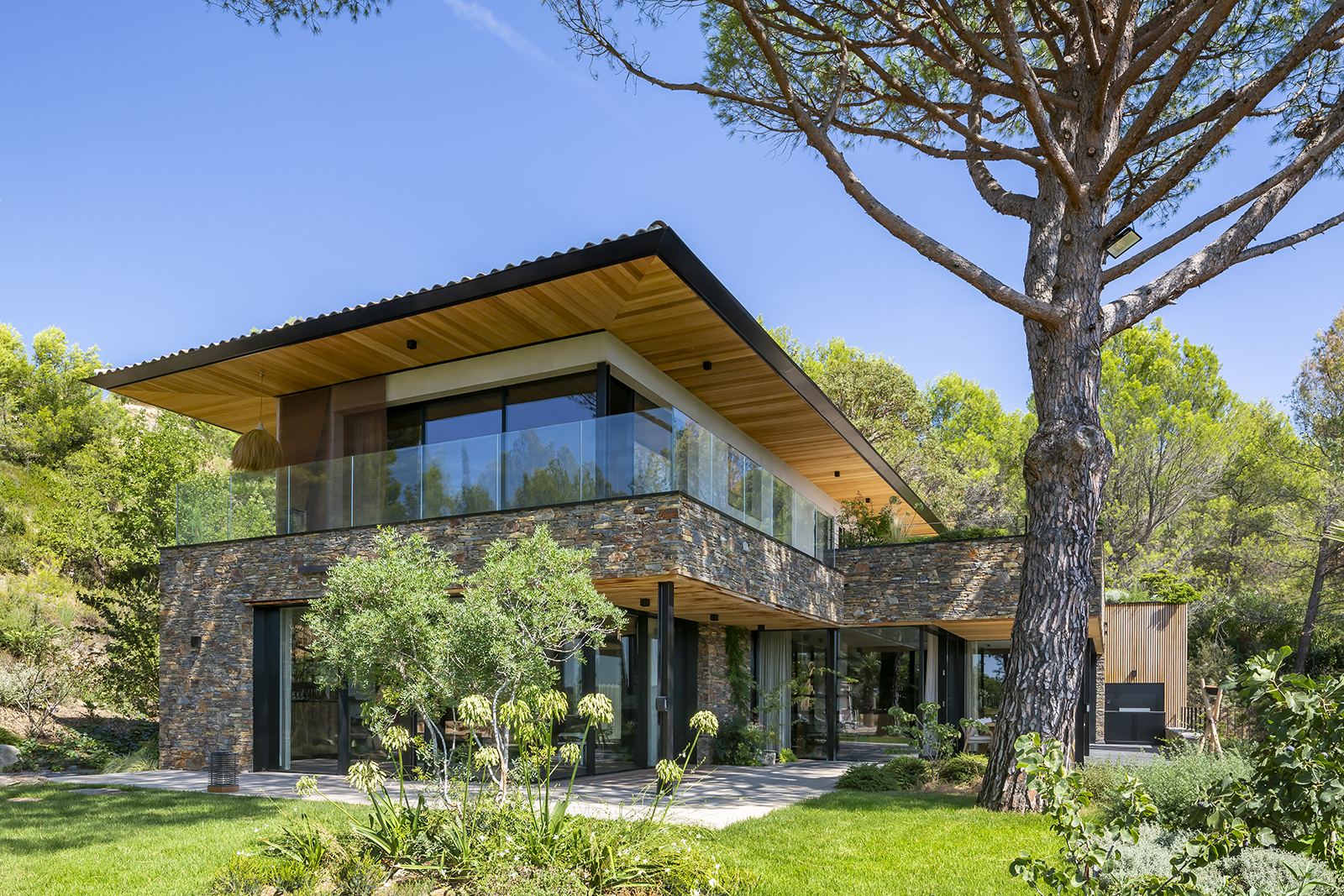 Maison sur trois niveaux en pierre et bois sur les hauteurs d'Aix-en-Provence
