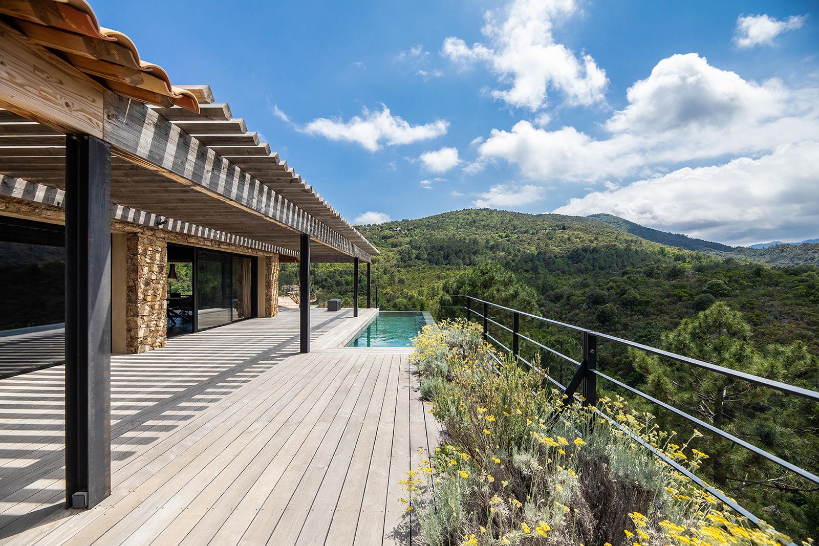 Terrasse et piscine de la villa de Togna le jour, face aux aiguilles de Bavella