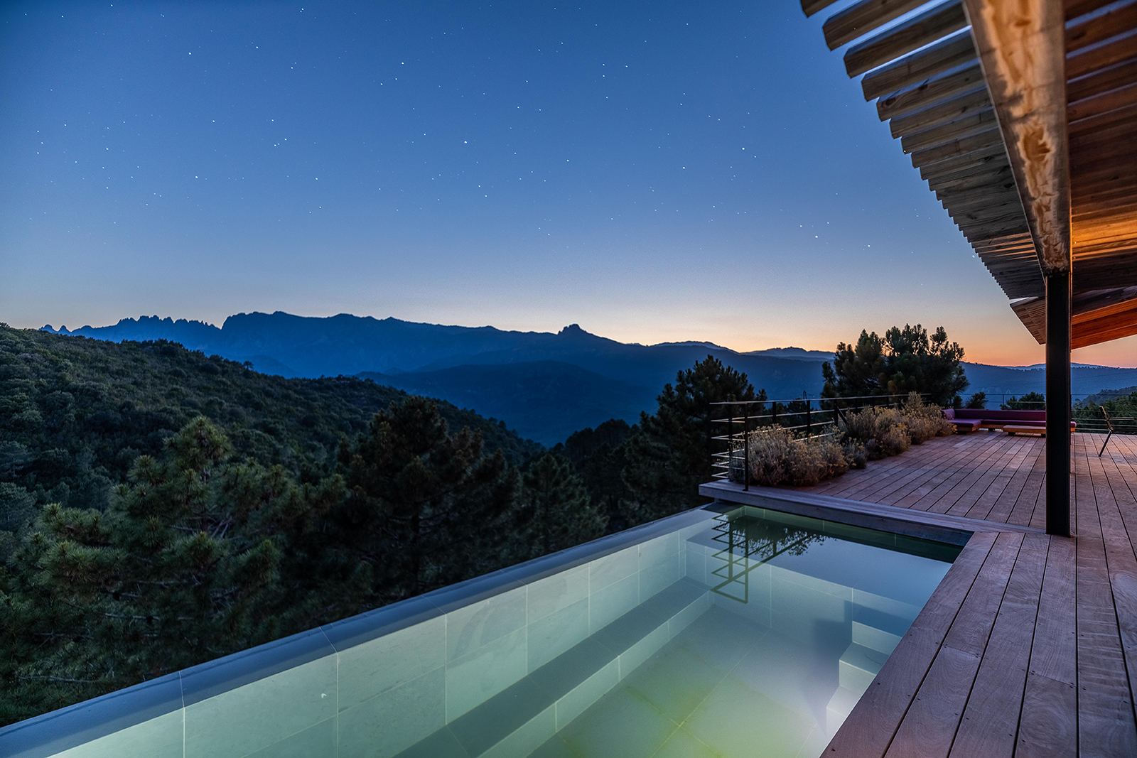 La même terrasse à la nuit tombée